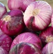 red onions at farmers market